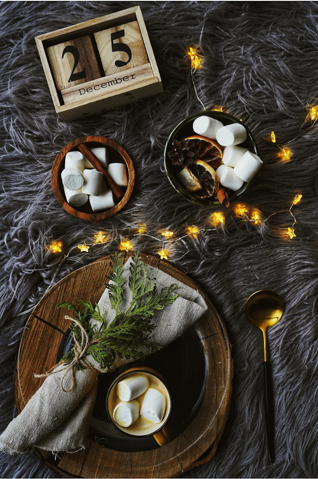 Decorate your dinner table with natural materials.